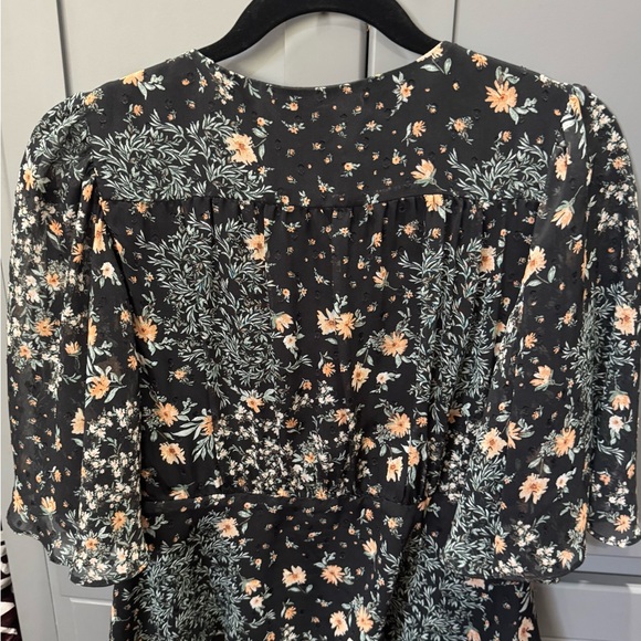 Elegant Black Floral Blouse - Picture 7 of 7
